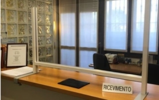 Protezione in plexiglass per scrivania